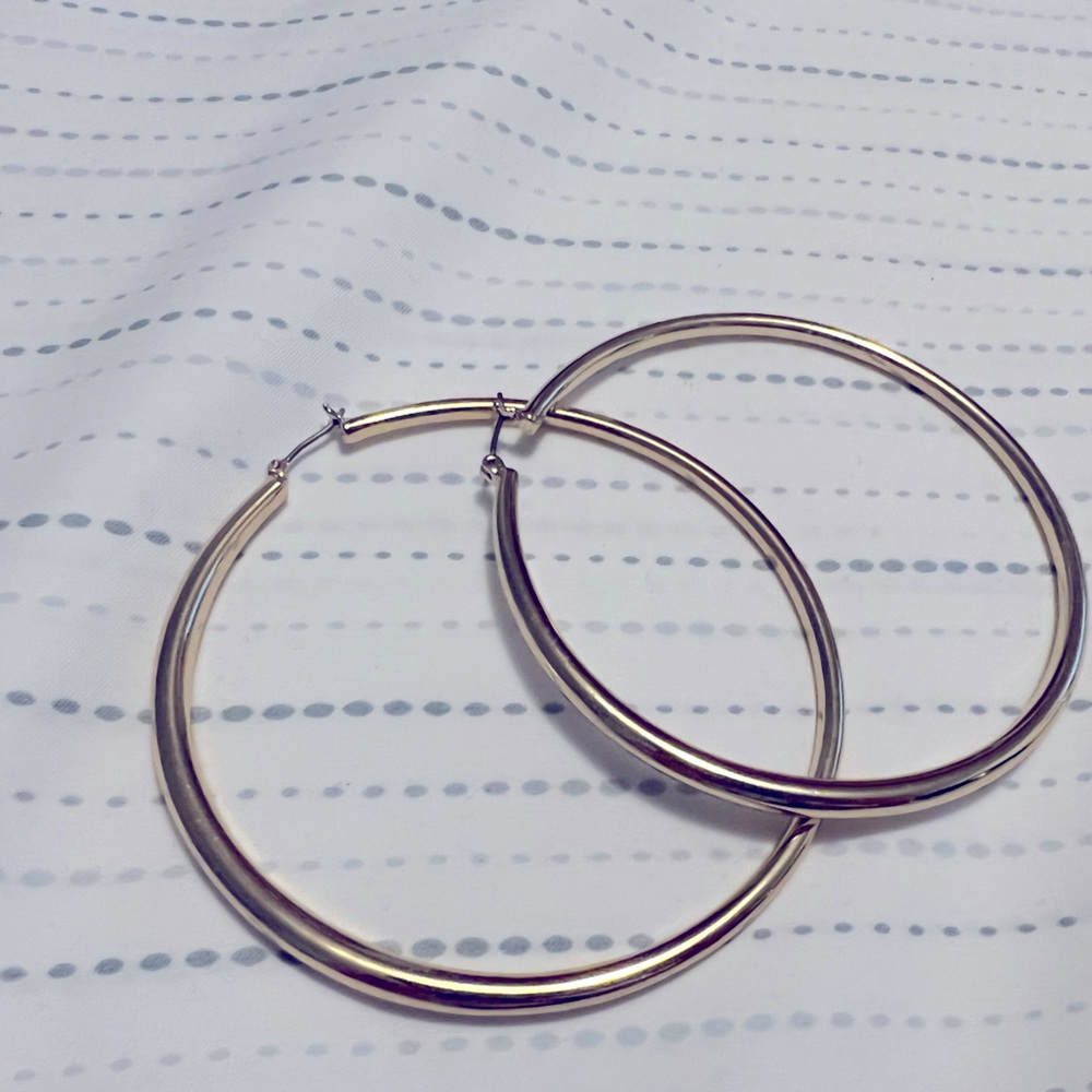 Super cute gold hoops!